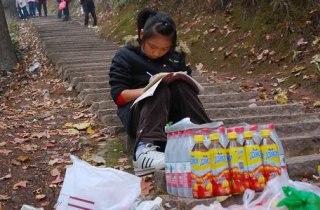 公司年會搞笑小品《賣水